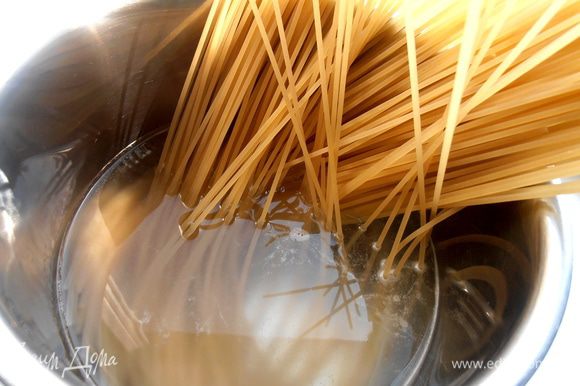 Поставим вариться спагетти в высокую кастрюлю..., добавив 0,5 ч.л. соли в кипящую воду.