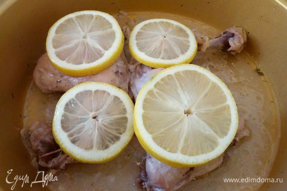 Положите ломтик лимона на каждый кусок, закрыть и продолжать варить до готовности, около 20-25 минут. Оставив чеснок и жидкость в сковороде, переложить курицу и лимон на тарелку. Плотно закрыть фольгой, чтобы не остыла .