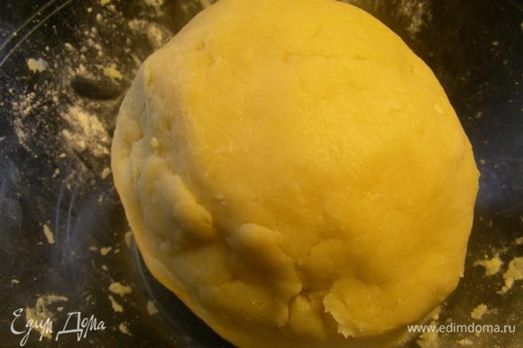 Готовим песочное тесто по любому рецепту. Я делала, как здесь: http://www.edimdoma.ru/retsepty/39151-pirog-taten-pesochnyy-yabloki-s-klyukvoy. Только муку я сразу смешала с сахарной пудрой, затем в комбайне измельчила в крошку со сливочным маслом. После добавила яйцо и вымесила тесто. Отправляем его на 30 минут в холодильник.