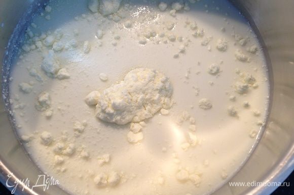 Молоко,сухое молоко и сах.пудру нагреть (до 40°), помешивая.и полностью остудить