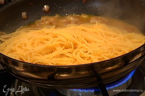 Добавить в сковороду макароны, все перемешать и прогревать на медленном огне, чтобы спагетти впитали соус. Если нужно, добавить воды, в которой они варились.