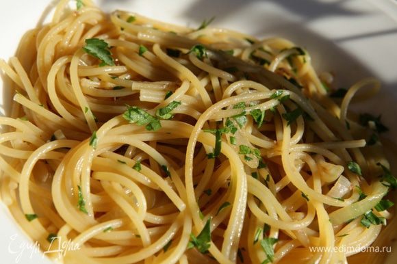Петрушку мелко порубить и посыпать готовые спагетти.