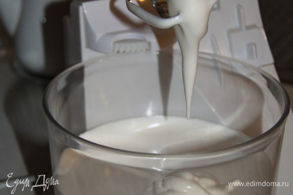В другой чаше взбивать яйца с оставшимся сахаром минут 10, до пышного крема.