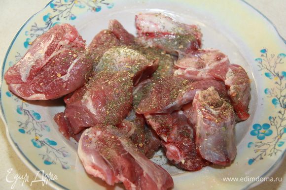 Мясо нарезать порционными кусками, слегка посолить, можно добавить травки (я добавила сушёный базилик, но традиционно его не добавляют в узбекский плов)