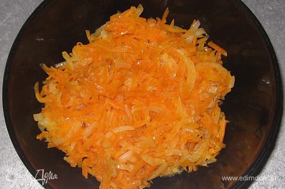 Лук и морковь выложить на тарелку.