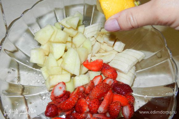 Клубнику, банан, яблоко режем крупными кусочками и сбрызгиваем соком лимона.