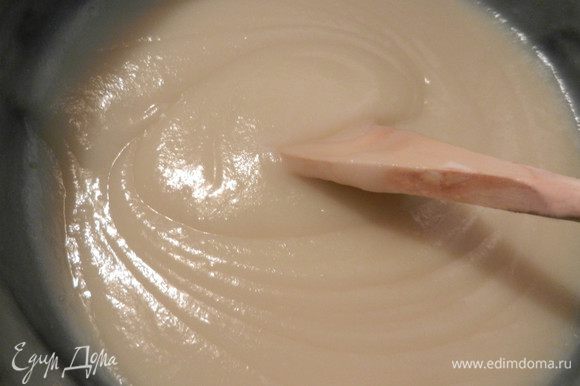 Для крема: В 0,5 л молока всыпьте 2 ст. л. муки. Затем 2 стакана сахара разотрите с 3–4 яйцами. Смешайте яйца и сахар с жидким тестом из молока и муки. Варите на среднем огне при тщательном перемешивании в течение 20 минут до густоты сметаны.