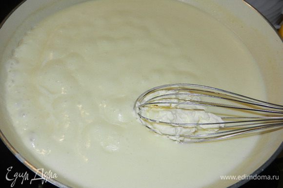 На сковороде растапливаем масло, добавляем муку и слегка обжариваем. Добавляем молоко, размешиваем и доводим до кипения. Когда соус загустеет добавляем сыр, размешиваем и отставляем.