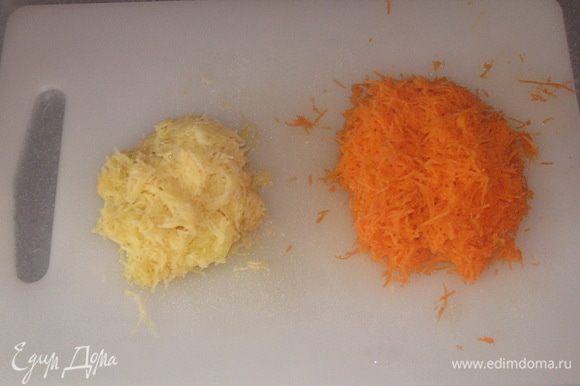 Морковь и картошку натереть на мелкой терке.