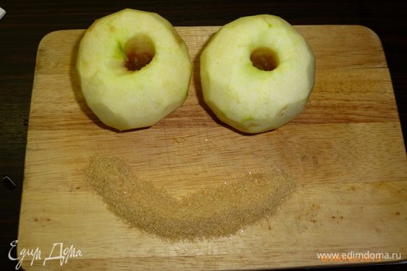 Яблоки очистить от кожуры и вырезать сердцевину. Нарезаем яблоки мелкими кубиками.