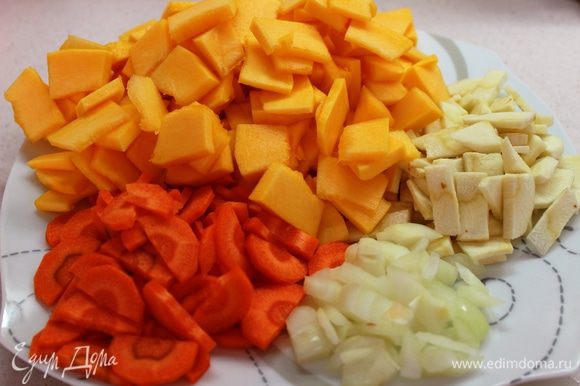 Нарезать овощи на кубики или тонкие пластинки (для быстроты приготовления)