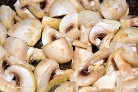 Разрезать грибы на четыре части и обжарить в сливочном масле.