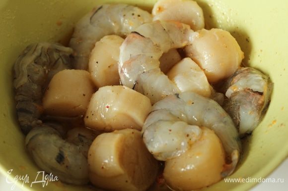 Гребешки и креветки разморозить, у креветок удалить кишечную вену. Залить морепродукты маринадом и оставить на 15 минут.
