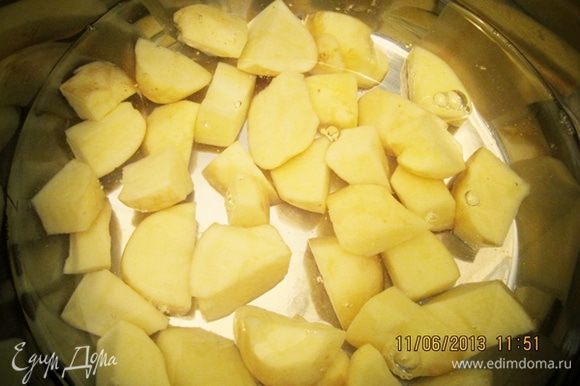 Чистим картофель, режем и варим до готовности.