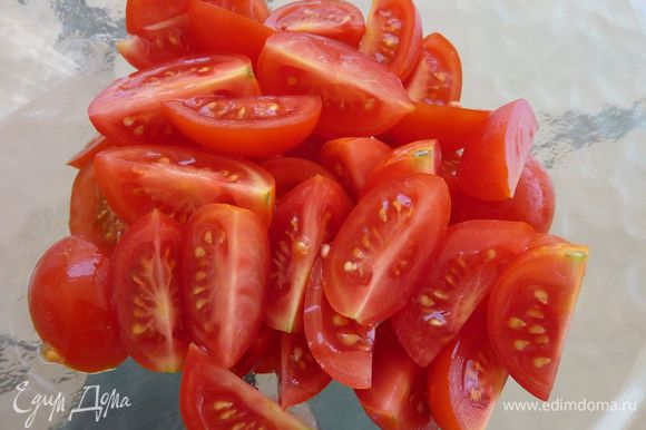 Разрежьте помидоры черри пополам и положить в миску.
