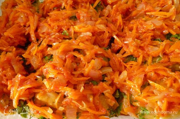 А еще можно запечь эти тефтели вот в таком овощном соусе: морковь и помидоры натереть на крупной терке, лук нарезать мелким кубиком. Нагреваем на небольшом огне сковороду, наливаем растительное масло и сначала слегка обжарим лук 2-3 минуты, затем добавим морковь и помешивая обжариваем пока лук станет желтого цвета от сока моркови, добавляем помидоры, перемешать и тушить, пока испарится половина жидкости. Посолить,добавить щепотку сахара, молотый перец, перемешать, выключить огонь. На дно формы выкладываем чуть больше половины овощной заправки, затем формуем из фарша тефтели и выкладываем их поверх овощей, посыпаем зеленью, затем вторую половину овощной заправки, форму накрыть крышкой и запекать в духовке.. Выбирайте, что вам больше по вкусу. Приятного вам аппетита!