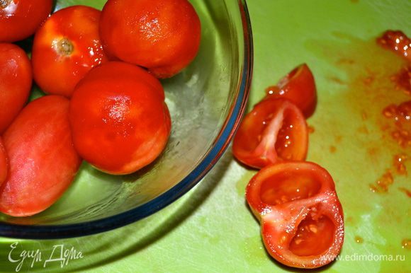Тем временем подготовить помидоры. Очистить их от кожицы (если кожица снимается с трудом, предварительно сделать на помидорах неглубокие крестообразные надрезы, залить на несколько секунд помидоры кипятком, после чего кожица легко с них снимается!) и семян и нарезать кубиками.