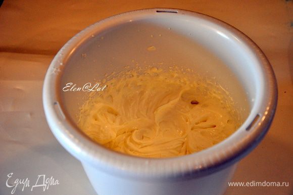 Теперь начинка: Взбить сливки с сахарной пудрой в мягкую пену, добавить ром (можно не добавлять).
