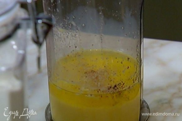 Яйца с молоком взбить миксером, влить оставшееся оливковое масло, добавить 1/4 ч. ложки соли, поперчить и перемешать.