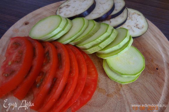 Овощи и зелень, вымыть, обсушить. Кабачок, баклажан и помидор порезать колечками толщиной 3-4 мм, баклажан присыпать солью и оставить на 10-15 минут.