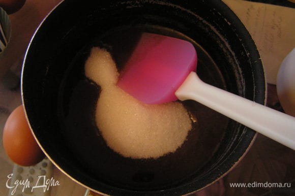 всыпать сахар, соль, корицу и ванилин, перемешать лопаткой затем добавить яйца и также перемешать