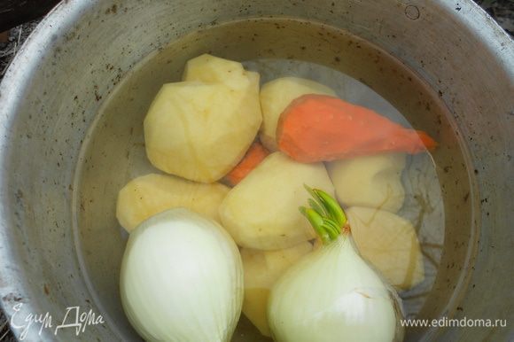 Закладываем нарезанный картофель, морковь, лук и варим дальше до полуготовности .