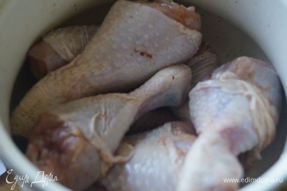 Куриные ножки натереть солью, чесноком и перцем
