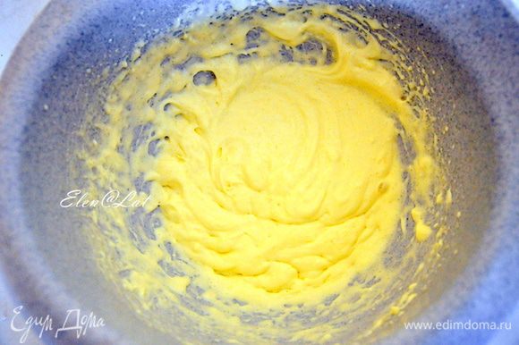 В отдельной миске смешать маскарпоне с яйцом и сахаром, взбить до однородности.