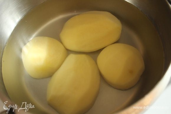 Картофель отварить в подсоленной воде. Отвар не выливать, он является основой для теста.