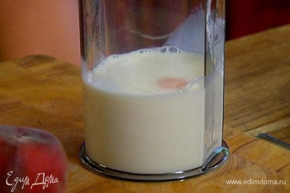 Яйца с молоком взбить миксером в однородную массу.