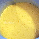 Яйца взбить с сахаром и ванилином добела. 