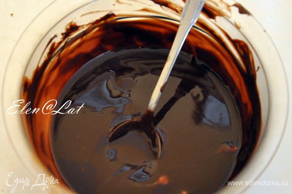 Для глазури: Растопить шоколад на водяной бане. Добавьте сливочное масло и перемешать до однородности. Горячую глазурь нанесите на рулет.