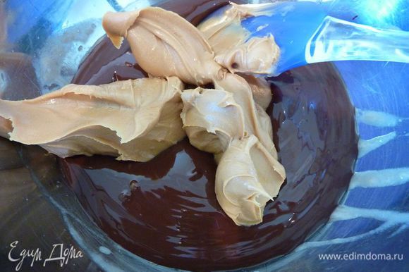 Перемешать арахисовое масло и охлажденный шоколад до однородности.