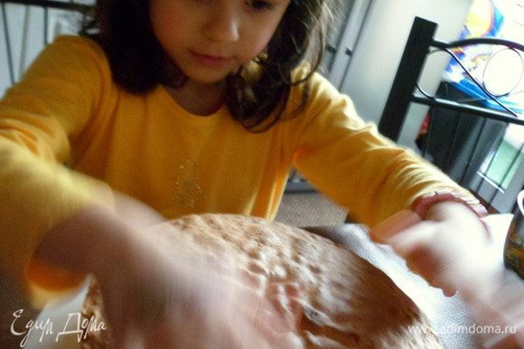 пропитываем второй корж и аккуратно накрываем наш торт, прижав. Моя дочка так старалась, что крем немного поплыл.