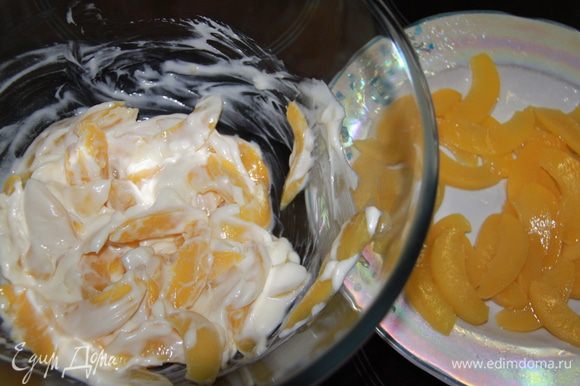 Соединить бОльшую часть персиков с кремом маскарпоне. Часть персиков оставить на украшение.