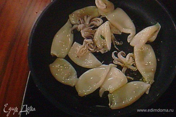 "Бэби"-кальмарчики продаются, как правило, уже готовыми к кулинарной обработке. Их достаточно промыть под проточной водой.