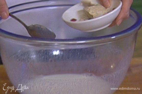 Приготовить тесто: дрожжи развести в 150 мл теплой воды, влить 1 ст. ложку оливкового масла.
