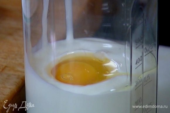 Кефир с яйцом взбить миксером. Влить растопленное масло и еще немного взбить.