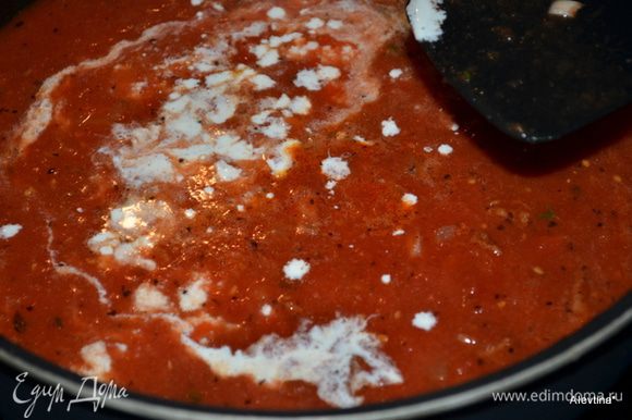 Выложим томатное пюре,бекон,сливки и куриный бульон. Перемешаем. И тушим несколько минут.