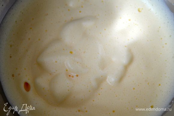 Для крема взбить яйца с сахаром до пышной светлой пены.