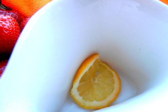 Для подачи кладём ломтик лимона на дно чашки...
