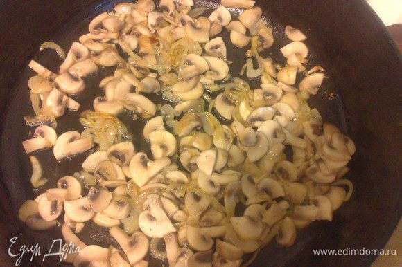 Добавить к грибами с луком соль, перец, приправу какая придется по вкусу и соевый соус.