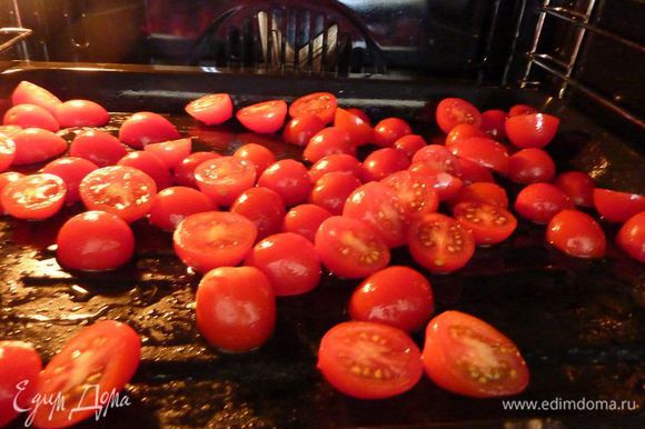Разогреть духовку на 220 градусов установить противень на средней и нижней уровень. Запекать помидоры с 5 чайными ложками оливкового масла, приправить солью и перцем, и запекать на нижней полке духовки до мягкости и пока не полопаются, около 30-40 минут.