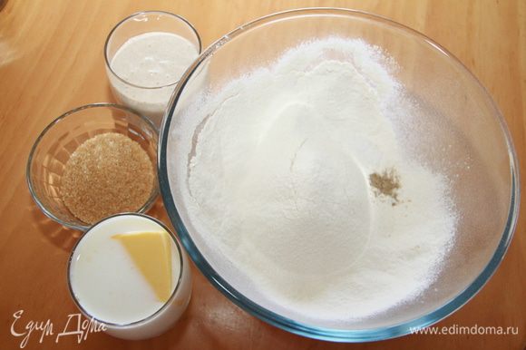 Приготовить ингредиенты для теста. Молоко подогреть. Масло выложить заранее из холодильника, чтобы размягчилось. Муку просеять. Стартеру, если хранился в холодильнике, дать согреться при комнатной температуре 1,5-2 часа.