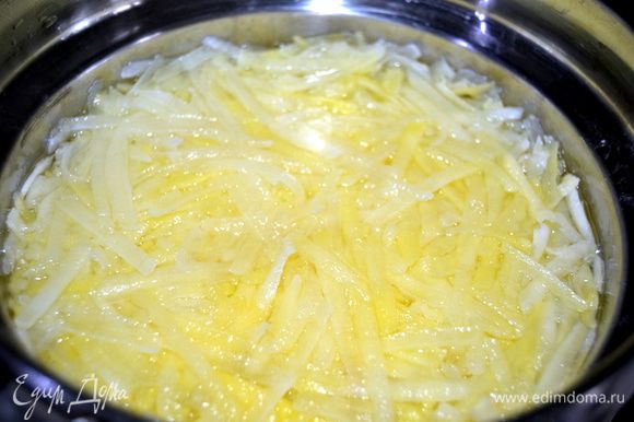 Залить картофель кипятком и проварить 3-5 минут.Воду слить и промыть холодной.Остудить.