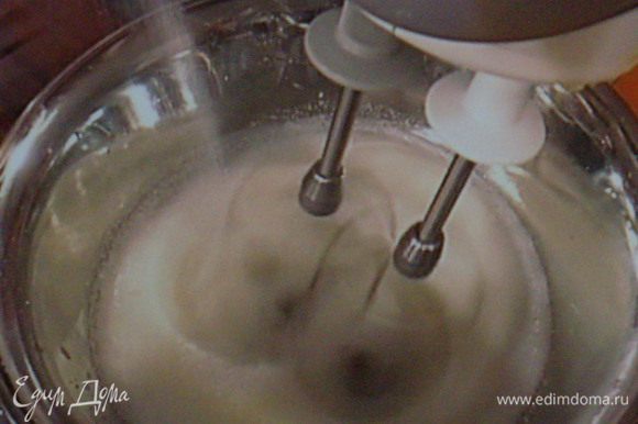 Желатин замочить в холодной воде, белок взбить с щепоткой соли, постепенно вводя 20 г сахара, в крепкую пену.