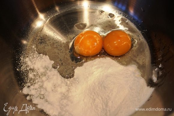 Приготовить крем: желтки соединить с сахарной пудрой и ликером и взбить миксером