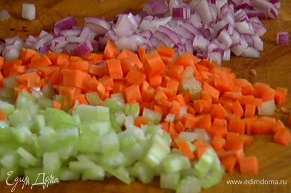 Оставшиеся сельдерей и морковь порезать маленькими кубиками, лук и чеснок мелко порубить.