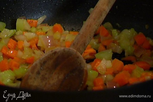 Разогреть в сковороде 1 ст. ложку оливкового масла и слегка обжарить измельченные овощи — они должны остаться немного хрустящими. В конце жарки посолить и поперчить.