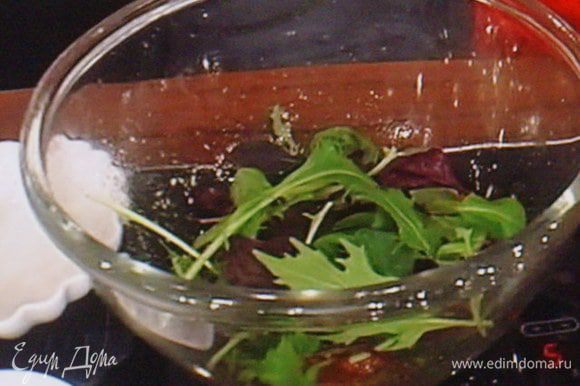 тем временем приготовим салат. Помидоры ошпарить кипятком, снять шкурку, порезать на дольки. Салатные листья смешать с помидорами, бальзамико, оливковым маслом, солью и перцем. По вкусу добавить сахарную пудру.